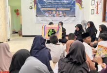 Mahasiswa HMP PG-PAUD UMS mendongeng dengan panggung boneka tangan di Yayasan Graha Yatim dan Dhuafa Surakarta