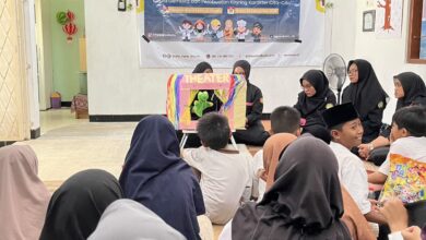 Mahasiswa HMP PG-PAUD UMS mendongeng dengan panggung boneka tangan di Yayasan Graha Yatim dan Dhuafa Surakarta