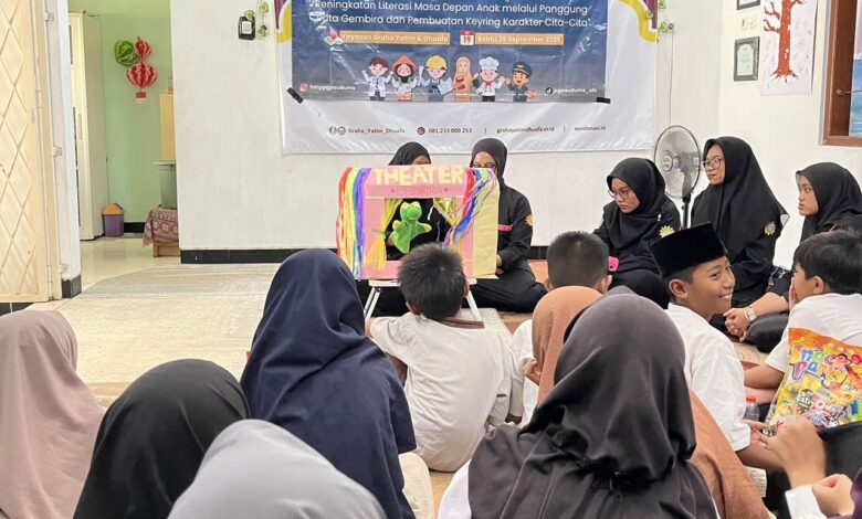 Mahasiswa HMP PG-PAUD UMS mendongeng dengan panggung boneka tangan di Yayasan Graha Yatim dan Dhuafa Surakarta