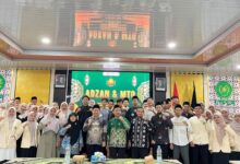 Peserta Lomba Adzan dan MTQ foto bersama pimpinan UMPWR dalam rangka semarak Milad ke-62 UMPWR.