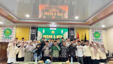 Peserta Lomba Adzan dan MTQ foto bersama pimpinan UMPWR dalam rangka semarak Milad ke-62 UMPWR.
