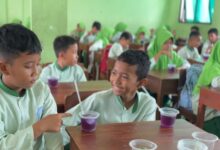 Siswa MIM Tawangsari Boyolali mempraktikkan cara membuat minuman bunga telang saat kegiatan pengabdian UMS.