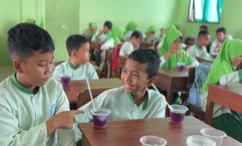 Siswa MIM Tawangsari Boyolali mempraktikkan cara membuat minuman bunga telang saat kegiatan pengabdian UMS.