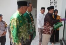 Prosesi pengguntingan pita peresmian Masjid Jami Sanad Mutlaq SMK Muhammadiyah Kroya oleh Yayasan Bina Muwahidin Surabaya dan kepala sekolah.