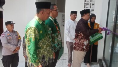 Prosesi pengguntingan pita peresmian Masjid Jami Sanad Mutlaq SMK Muhammadiyah Kroya oleh Yayasan Bina Muwahidin Surabaya dan kepala sekolah.