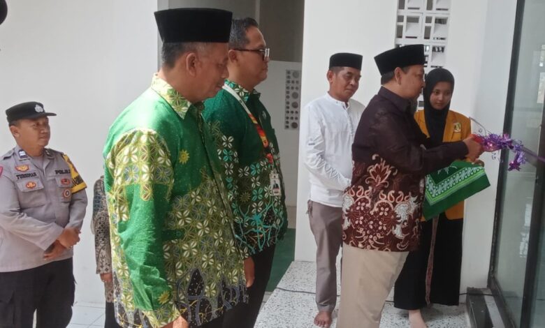 Prosesi pengguntingan pita peresmian Masjid Jami Sanad Mutlaq SMK Muhammadiyah Kroya oleh Yayasan Bina Muwahidin Surabaya dan kepala sekolah.