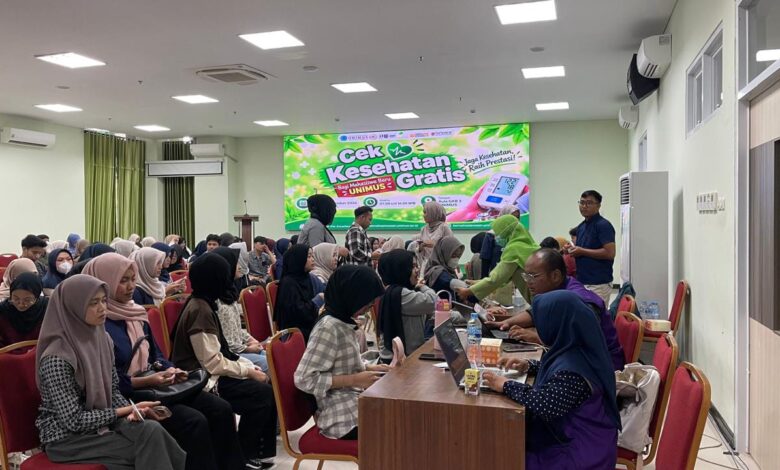 Suasana pemeriksaan kesehatan gratis mahasiswa UNIMUS di Aula GKB 3