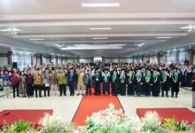 Suasana prosesi Wisuda UNIMUGO 2026 di Auditorium dengan 475 lulusan bersama jajaran rektorat dan sivitas akademika.
