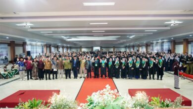 Suasana prosesi Wisuda UNIMUGO 2026 di Auditorium dengan 475 lulusan bersama jajaran rektorat dan sivitas akademika.