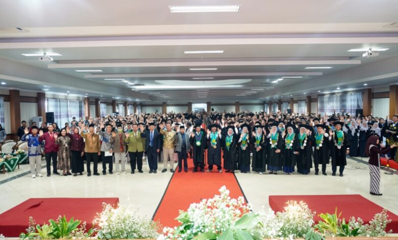 Suasana prosesi Wisuda UNIMUGO 2026 di Auditorium dengan 475 lulusan bersama jajaran rektorat dan sivitas akademika.