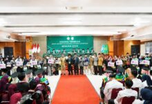 Foto bersama pimpinan dan mahasiswa berprestasi pada perhelatan Wisuda UNIMUGO 2026 di Kebumen