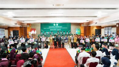 Foto bersama pimpinan dan mahasiswa berprestasi pada perhelatan Wisuda UNIMUGO 2026 di Kebumen