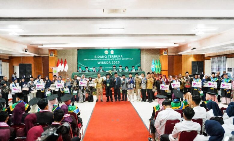 Foto bersama pimpinan dan mahasiswa berprestasi pada perhelatan Wisuda UNIMUGO 2026 di Kebumen