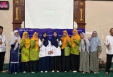 Tim P2M UMS bersama pengurus 'Aisyiyah Jombor foto bersama dalam inisiasi Tim P3AK Sukoharjo di Masjid Baitusyukur Walang.