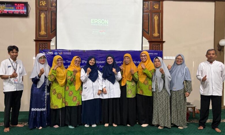 Tim P2M UMS bersama pengurus 'Aisyiyah Jombor foto bersama dalam inisiasi Tim P3AK Sukoharjo di Masjid Baitusyukur Walang.