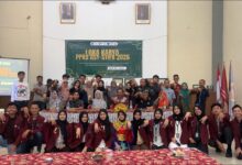 Mahasiswa IMM Asy-Syifa UNIMUS bersama warga dan pemangku kepentingan foto bersama saat Lokakarya PPKO Asy-Syifa 2026 program inovasi olahan kotoran sapi di Manggihan Getasan.