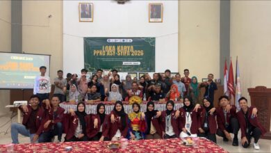 Mahasiswa IMM Asy-Syifa UNIMUS bersama warga dan pemangku kepentingan foto bersama saat Lokakarya PPKO Asy-Syifa 2026 program inovasi olahan kotoran sapi di Manggihan Getasan.
