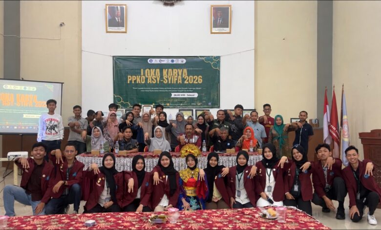 Mahasiswa IMM Asy-Syifa UNIMUS bersama warga dan pemangku kepentingan foto bersama saat Lokakarya PPKO Asy-Syifa 2026 program inovasi olahan kotoran sapi di Manggihan Getasan.