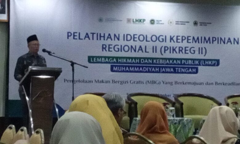 Koordinator LHKP PWM Jawa Tengah Prof. Zakiyuddin menyampaikan sambutan pada Pelatihan Ideologi Kepemimpinan pengelolaan Makan Bergizi Gratis di Semarang.