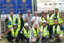 Rombongan BikersMU Kota Bekasi berfoto bersama pengurus PCM Jatiasih saat touring silaturahmi.