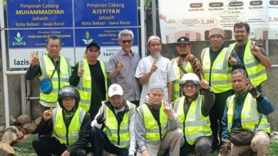 Rombongan BikersMU Kota Bekasi berfoto bersama pengurus PCM Jatiasih saat touring silaturahmi.