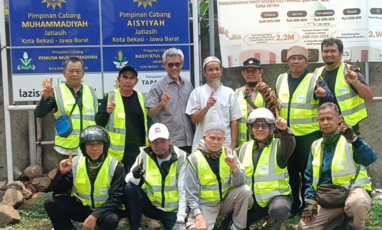 Rombongan BikersMU Kota Bekasi berfoto bersama pengurus PCM Jatiasih saat touring silaturahmi.