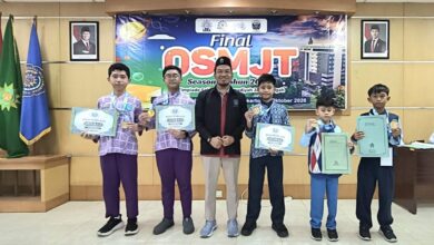 Penyerahan penghargaan kepada siswa berprestasi pemenang Olimpiade Sains Muhammadiyah 2026 (OSMJT Season 5)