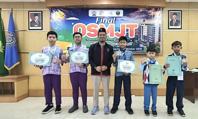Penyerahan penghargaan kepada siswa berprestasi pemenang Olimpiade Sains Muhammadiyah 2026 (OSMJT Season 5)