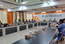 Suasana rapat evaluasi kinerja dan strategi pembiayaan sektor kesehatan oleh jajaran manajemen KSPPS BTM Pekalongan.