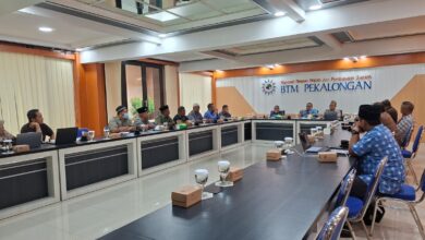 Suasana rapat evaluasi kinerja dan strategi pembiayaan sektor kesehatan oleh jajaran manajemen KSPPS BTM Pekalongan.