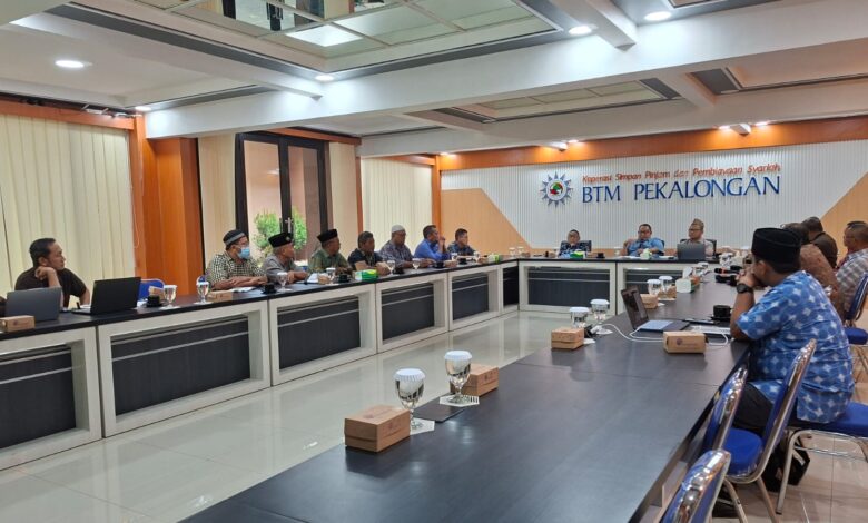 Suasana rapat evaluasi kinerja dan strategi pembiayaan sektor kesehatan oleh jajaran manajemen KSPPS BTM Pekalongan.