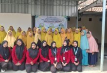 Mahasiswa PPG UMP dan Ibu-Ibu Aisyiyah Bantarwuni berfoto bersama saat pelatihan olahan pisang CAVATAM.