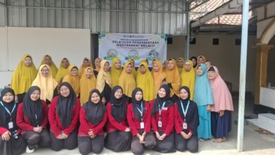 Mahasiswa PPG UMP dan Ibu-Ibu Aisyiyah Bantarwuni berfoto bersama saat pelatihan olahan pisang CAVATAM.