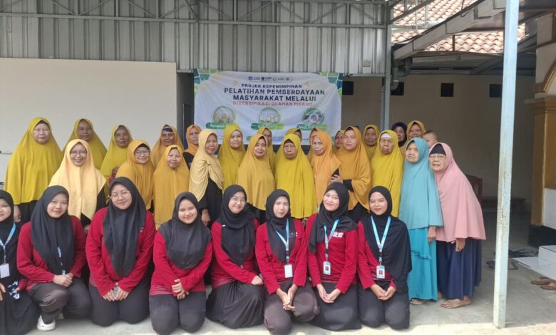 Mahasiswa PPG UMP dan Ibu-Ibu Aisyiyah Bantarwuni berfoto bersama saat pelatihan olahan pisang CAVATAM.