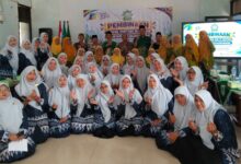 Peserta dan narasumber pembinaan guru TK Aisyiyah Kalinyamatan Jepara foto bersama di Aula Masjid Taqwa Kriyan.