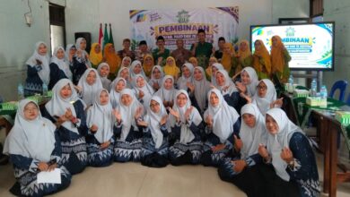 Peserta dan narasumber pembinaan guru TK Aisyiyah Kalinyamatan Jepara foto bersama di Aula Masjid Taqwa Kriyan.