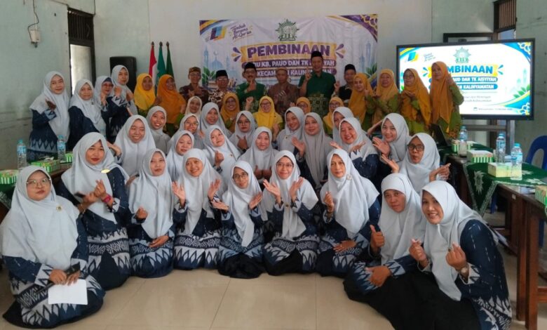 Peserta dan narasumber pembinaan guru TK Aisyiyah Kalinyamatan Jepara foto bersama di Aula Masjid Taqwa Kriyan.