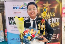 Dava Alfaro siswa SMP Mutual Magelang memegang piala dan buket bunga juara INTAC 2026 Malaysia