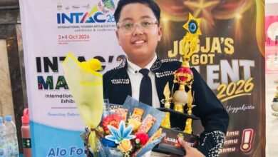 Dava Alfaro siswa SMP Mutual Magelang memegang piala dan buket bunga juara INTAC 2026 Malaysia
