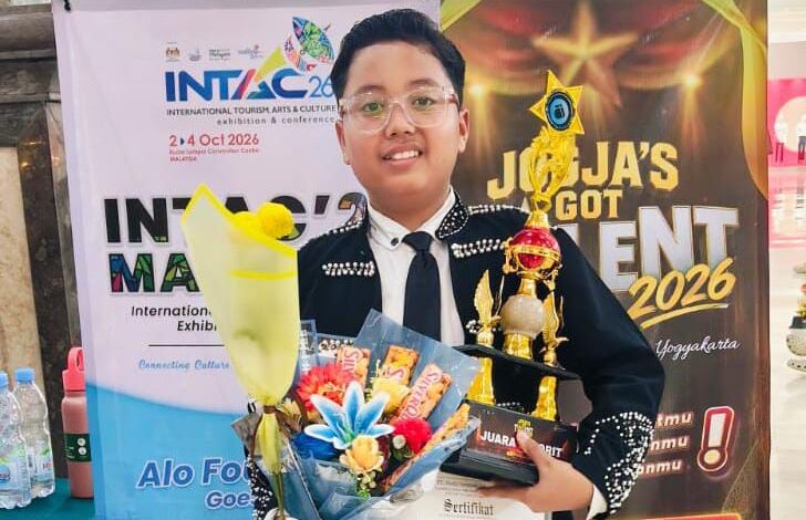 Dava Alfaro siswa SMP Mutual Magelang memegang piala dan buket bunga juara INTAC 2026 Malaysia
