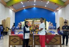 Penyerahan piala Juara Umum 2 Kejurda Tapak Suci Jepara kepada perwakilan SD Muhammadiyah Kriyan