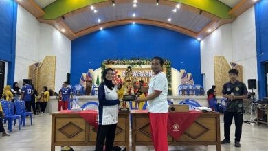 Penyerahan piala Juara Umum 2 Kejurda Tapak Suci Jepara kepada perwakilan SD Muhammadiyah Kriyan