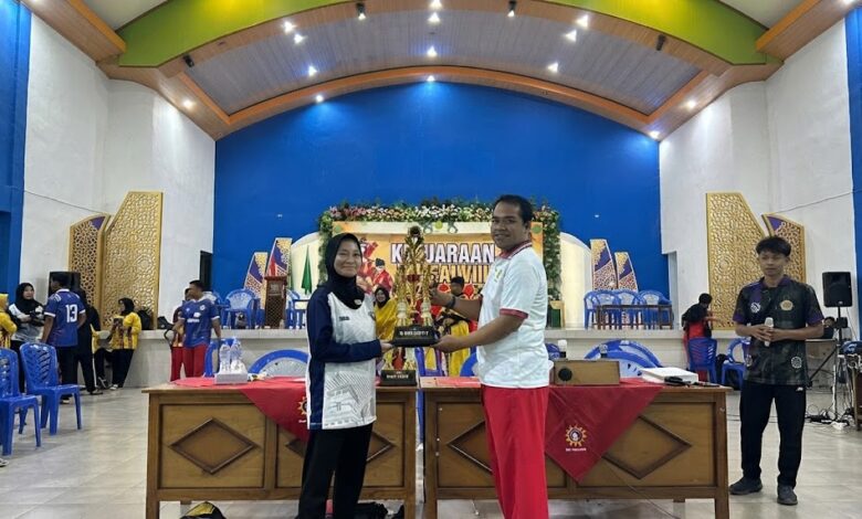 Penyerahan piala Juara Umum 2 Kejurda Tapak Suci Jepara kepada perwakilan SD Muhammadiyah Kriyan