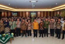 Rektor UNIMUS Prof Masrukhi foto bersama peserta BAPS Batch 2 menjelang Wisuda ke-50 UNIMUS di Aula GKB 2.
