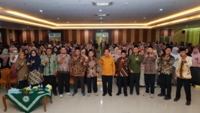 Rektor UNIMUS Prof Masrukhi foto bersama peserta BAPS Batch 2 menjelang Wisuda ke-50 UNIMUS di Aula GKB 2.