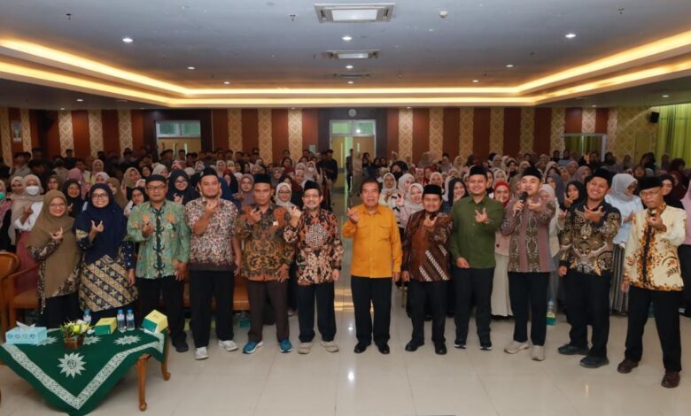 Rektor UNIMUS Prof Masrukhi foto bersama peserta BAPS Batch 2 menjelang Wisuda ke-50 UNIMUS di Aula GKB 2.
