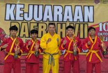 Empat santri Nurul Ilmi Jepara juara kejuaraan daerah Tapak Suci foto bersama pelatih sambil memegang piala kejuaraan.