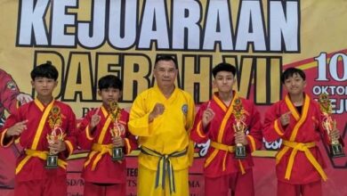 Empat santri Nurul Ilmi Jepara juara kejuaraan daerah Tapak Suci foto bersama pelatih sambil memegang piala kejuaraan.