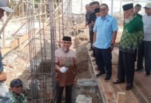 Prosesi peletakan batu pertama Toko Mubarok Cilacap oleh pengurus PDM Cilacap dan Koperasi Al Mabrur