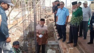Prosesi peletakan batu pertama Toko Mubarok Cilacap oleh pengurus PDM Cilacap dan Koperasi Al Mabrur
